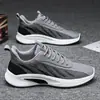 Disponible para dropshipping. Nuevos zapatos casuales transpirables de flyknit para hombre, zapatillas ligeras para correr y zapatillas deportivas transfronterizas
