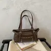 Bolsa de trabalho, estilo retrô, grande capacidade, moda 2026, design com tachas, bolsa de ombro, novo estilo feminino
