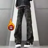Calça jeans de trabalho camuflada com forro de fleece e múltiplos bolsos, estilo retrô americano, corte slim, levemente flare, modeladora e casual, para homens