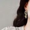 Pendientes Florales Dorados Vintage Estilo Francés, Moda de Lujo Ligero, Pendientes Versátiles con un Toque Sencillo, de Nicho y de Alta Gama para Mujeres