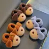Pantuflas de algodón de invierno para niños y niñas, cálidas y afelpadas, con suela gruesa, diseño de cachorro peludo, para uso en casa, a juego para padres e hijos, zapatos de algodón gruesos para bebé