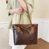 2026 Nova Bolsa Tote Tendência Simples de Grande Capacidade para Mulheres Moda Casual Bolsa de Mão de Celebridade da Internet Bolsa de Ombro Versátil para o Dia a Dia