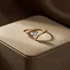 Anel de Zircônia Banhado a Ouro 18K em Formato de Onda Ultra Fina para Mulheres, Anel Simples Estilo Ins para Dedo Indicador, Design de Nicho de Luxo Leve
