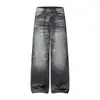 Jeans anchos lavados y desgastados para hombre, con una estética deslavada y grunge con bordes deshilachados y un diseño vintage estilo papá