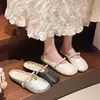 Sapatos mules estilo Chanel 2026, sandálias de enfiar com pérolas, tamancos de bico fechado, novas sandálias de enfiar com sola rasa para mulheres
