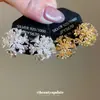 Clip para Oreja Metal Chapado en Oro Real de 18K Pendientes de Flor Sin Perforación, Simples y Elegantes, Pendientes de Nicho de Lujo Ligero para Mujeres