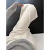 Jeans brancos para mulheres petite com barra curva são estilosos e descolados, de cintura alta, modelagem solta, emagrecedores, casuais, versáteis e possuem uma silhueta de perna larga