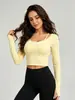 Nuevo estilo de top de yoga de manga larga antibacteriano con sensación de segunda piel, falso dos piezas con doble tirante, espalda abierta, copas fijas, ropa de fitness de cintura alta para mujer