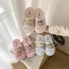 Nova coleção outono/inverno 2026: pantufas fofas com tema de cachorro de desenho animado, adequadas tanto para uso interno quanto externo, com sola macia para uso confortável