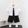 Conjunto de Tres Piezas para Niños 2024: Camisa Blanca de Manga Corta, Pantalones Cortos, Corbata, Vestido para Niños Pequeños y Medianos, Ropa para Banquetes del Día del Niño de Verano