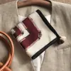 Lenço Quadrado Dupla Face Vermelho em Algodão e Linho Feito à Mão, Elegante Lenço Quadrado Pequeno para Mulheres, Versátil para Primavera e Outono, Lenço de Seda Fino para Proteção do Pescoço