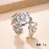 Joyería de Acero de Titanio de Moda Diseño Versátil Anillo de Flor Prensada en Aceite Resistente al Color Lujo Ligero Sensación de Alta Gama Anillo Abierto Ajustable