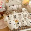 Juego de ropa de cama de cuatro piezas de terciopelo de leche engrosado de grado A con estampados de dibujos animados, que incluye una funda de edredón y una sábana bajera, adecuado para otoño e invierno, y diseñado para dormitorios estudiantiles