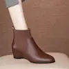 Botas Curtas de Couro Genuíno Macio com Salto Anabela e Bico Redondo para Mulheres 2025 Inverno Novas Botas Curtas Botas Curtas de Couro Lã de Uma Perna