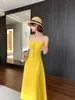 Vestido Versátil de Verano con Diseño de Espalda Cruzada, Cintura Fruncida para un Efecto Adelgazante, Copas Extraíbles y Tirantes Finos - Mayoreo