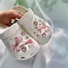 Flor de zapato nueva Hebilla de zapato de lazo de alta calidad Decoración de zapatos con agujeros Hebilla de mariposa de perlas desmontable DIY Accesorios