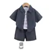 Conjunto de verano para niño 2026 nuevo elegante camiseta de verano de manga corta para bebé conjunto de tres piezas ropa de moda para bebés y niños pequeños venta al por mayor