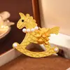 Broche Vintage Dorado Mate "Hazte Rico al Instante" con un Tacto Metálico Único, Pin de Solapa de Caballo de Carrusel para Trajes y Chaquetas