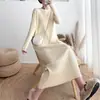 Vestido de Punto de Cuello Redondo para Otoño e Invierno 2026 Combinado con un Abrigo de Longitud Media, Vestido Base de Canalé, Falda de Corte Ceñido