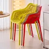 Sillas huecas para patio exterior listas para enviar del fabricante, disponibles en varios colores, adecuadas para mesas y sillas de comedor en casa, puestos de mercado nocturno y puestos de comida