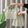 Novos Modelos de Comércio Exterior 2025 para Meninos e Meninas, Roupas de Verão de Manga Curta para Meninos, Conjunto de Duas Peças Polo Listrada com Dinossauro Atacado