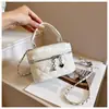 Colección nueva 2026: bolso mini tipo caja chic con estampado de rombos para mujer, con una delicada cadena en forma de corazón y un elegante diseño cruzado