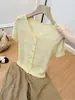 Camiseta de punto hueca amarilla única y hermosa de manga corta para mujer, diseño de verano con un aspecto impresionante, top de seda helada con hombros normales, estilo fino