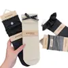 Nuevos calcetines a rayas de bloques de color para otoño e invierno para mujer, con un ribete de encaje verde café, calcetines sin costuras versátiles y modernos de estilo japonés hasta la mitad de la pantorrilla.