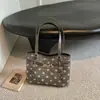 Bolso de mano simple de otoño 2026 nuevo con colgante de estilo coreano, bolso de mano de moda de gamuza con diseño de oso, bolso de hombro de terciopelo con lunares para mujer