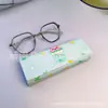 Caja de gafas al por mayor de fábrica personalizada para estudiantes masculinos y femeninos, portátil, avanzada, de cuero, de dibujos animados, almacenamiento de gafas, impresión gratuita