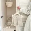 Conjunto de Verano para Bebé Niña a Cuadros Color Café con Mangas Volantes, Lindo Conjunto de Dos Piezas con Bordado y Volantes en los Shorts para Bebés y Niños Pequeños