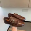 ¡En stock, se envía al instante! Zapatos de Piel Peluda con Hebilla Tallada y Borlas Estilo Brogue Británico Retro Mismo Estilo que Mamá Uva para Mujer
