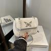 Bolso cuadrado pequeño de cadena de moda popular de este año 2024 otoño nuevo bolso de axila con textura de mariposa casual simple bolso bandolera