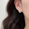 Moda europea y americana simple y única, pendientes en forma de U con forma de diamante mate para mujer, lujo ligero, accesorios para orejas versátiles y de alta gama