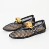 Sapatos femininos em estoque, modelo único, para envio internacional (Europa, Estados Unidos, Sudeste Asiático e Rússia), em malha respirável e tamanhos grandes.