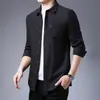 Camisa de manga larga de color liso para hombre 2021 verano nueva casual joven y de mediana edad color liso bolsillo con botón forro venta al por mayor
