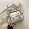 Mochila de Ombro Coreana Retrô Universitária Fivela Dupla Britânica 2024 Artística Casual Grande Capacidade Nova Moda Textura