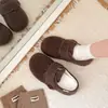 Mocasines planos de lana de cordero slip-on 2026, versátiles y cálidos, nuevo estilo de invierno, zapatos peludos estilo francés, zapatos de algodón para mujer