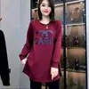 Top Slimming de Comprimento Médio 2025 com Fenda e Design Jovem, Nova Blusa de Moletom Casual Versátil com Estampa de Letras para Outono e Inverno