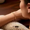 Pulseira Aberta Redonda com Zircônia Banho de Ouro Real 18K, Estilo Simples e Luxuoso, Joia de Alta Qualidade da Moda e Elegante para Mulheres