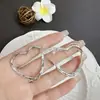 Brincos Únicos de Coração Grande Estilo Coreano para Mulheres, Design de Luxo Acessível, Estilo Quente de Celebridade da Internet, Senso de Design, Joia de Orelha Doce, Cool e Versátil