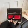 Nuevo bolso cuadrado pequeño de moda otoño e invierno con bloques de color para mujer, bolso cruzado de encaje bordado retro 2026, bolso pequeño de un solo hombro de alta gama