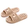 Pantuflas interiores silenciosas para todas las estaciones para mujeres y personas mayores, antideslizantes, adecuadas para hoteles, baños y duchas, con orificios de drenaje. También disponible para hombres