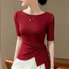 Camiseta roja de mujer de manga media, nuevo estilo otoño 2026, hombros descubiertos con tirantes, fruncida, corte ajustado, manga tres cuartos, top de malla de alta gama