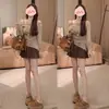 Camiseta Básica Ajustada con Hombros Descubiertos, Cuello Asimétrico Inclinado, Estilo Vintage para Mujer, Top Transparente de Malla para Proteger del Sol, Primavera/Verano, con un Toque de Lujo