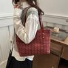 Bolsa de Tricô Xadrez de Grande Capacidade Feminina 2025 Bolsa de Mão com Textura Explosiva para o Dia a Dia Versátil Bolsa de Mão Tote Tendência
