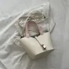 Bolso Cubo de Mimbre Chic de Moda para Mujer 2026 Invierno Nuevo Estilo Elegante Color Sólido de Alto Valor Bolso de Hombro de Nicho