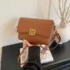 Elegante bolsa de mão pequena vintage para mulheres, nova bolsa versátil de ombro e transversal para o verão de 2026, bolsa quadrada pequena de comércio exterior transfronteiriço