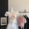 Playera de Manga Corta para Mujer en Verano con Estampado de Dibujos Animados Diseño de Cuello Cuadrado, Hombro Derecho, Deseo Puro, Dulce y Picante, Clavícula Expuesta, Top de Aspecto Adelgazante
