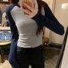 Camiseta de manga larga raglán con contraste de color de tiro real para mujer, diseño de principios de otoño 2023, corte entallado, estilo americano, estilo sexy, top con hombros descubiertos